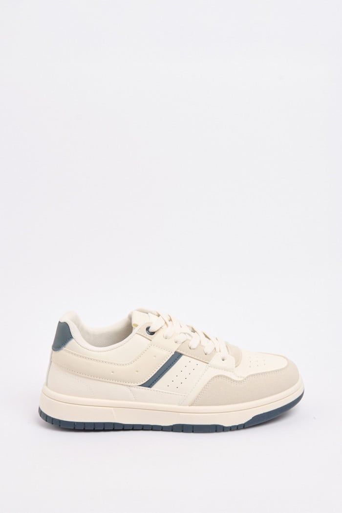 Tenis casuales unicolores con perforaciones y contrastes