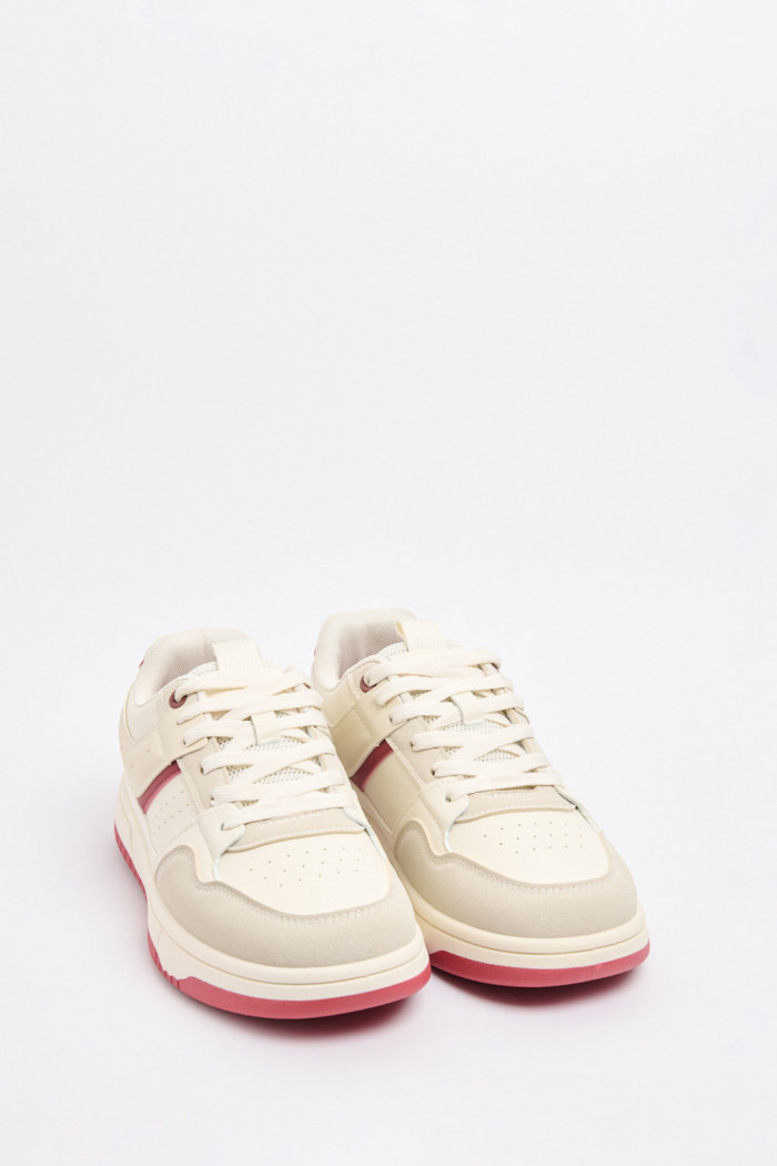 Tenis casuales unicolores con perforaciones y contrastes