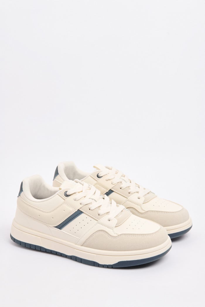 Tenis casuales unicolores con perforaciones y contrastes