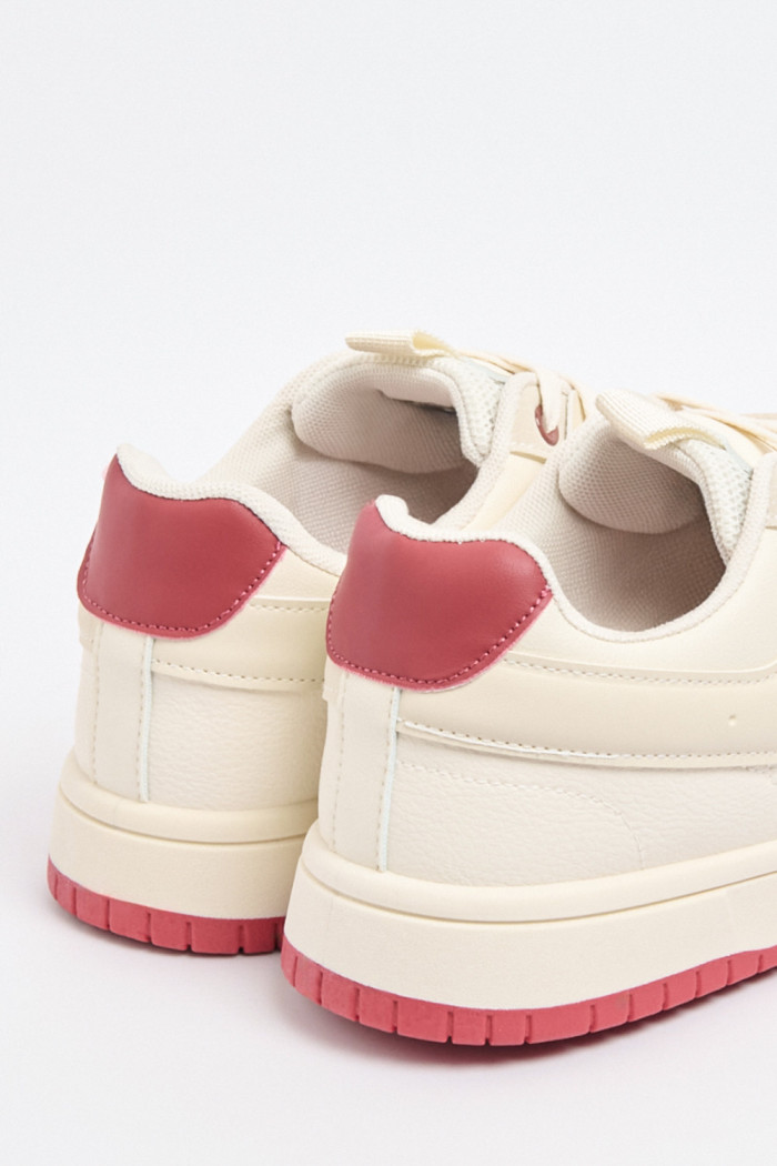Tenis casuales unicolores con perforaciones y contrastes