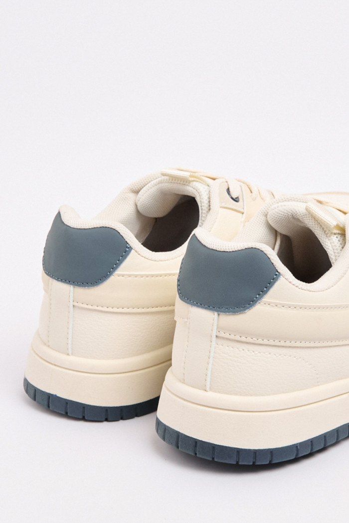 Tenis casuales unicolores con perforaciones y contrastes