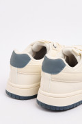 Tenis casuales unicolores con perforaciones y contrastes