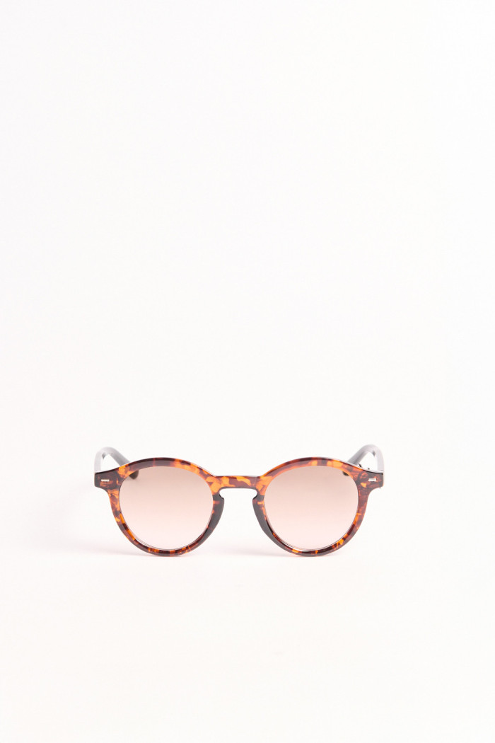 Gafas de sol, marco redondo frontal café carey y laterales negros.