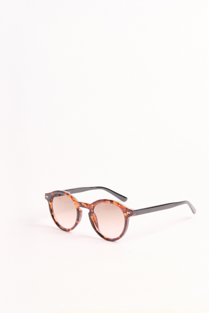 Gafas de sol, marco redondo frontal café carey y laterales negros.