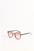 Gafas de sol, marco redondo frontal café carey y laterales negros.