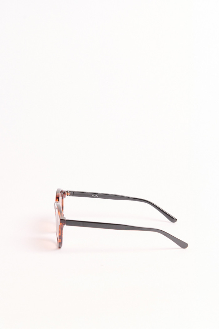 Gafas de sol, marco redondo frontal café carey y laterales negros.