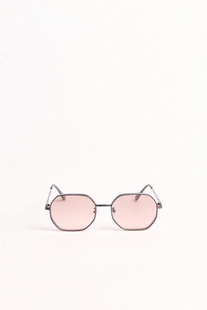 Gafas de sol, marco geométrico color negro con lente kaki claro