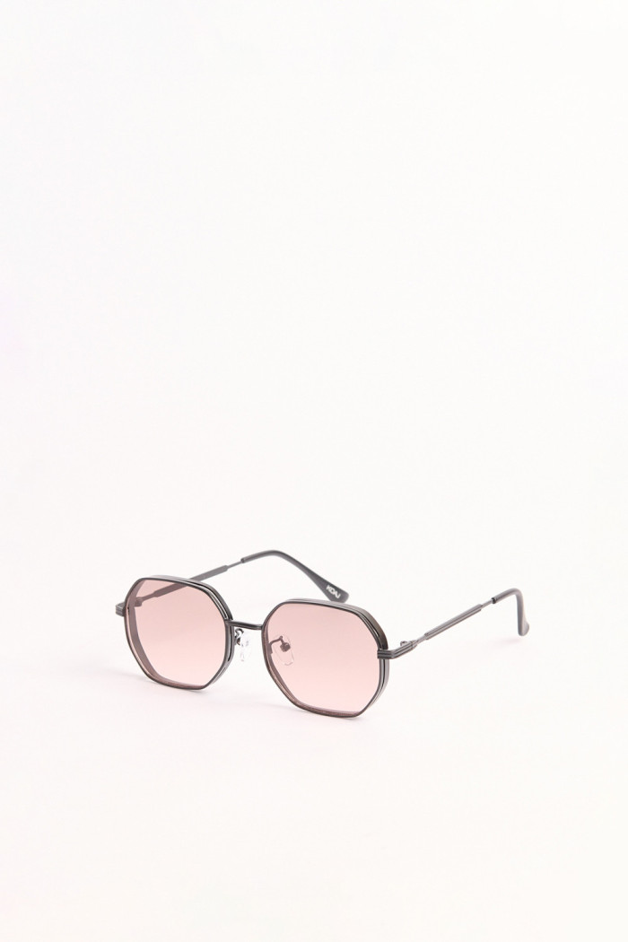 Gafas de sol, marco geométrico color negro con lente kaki claro