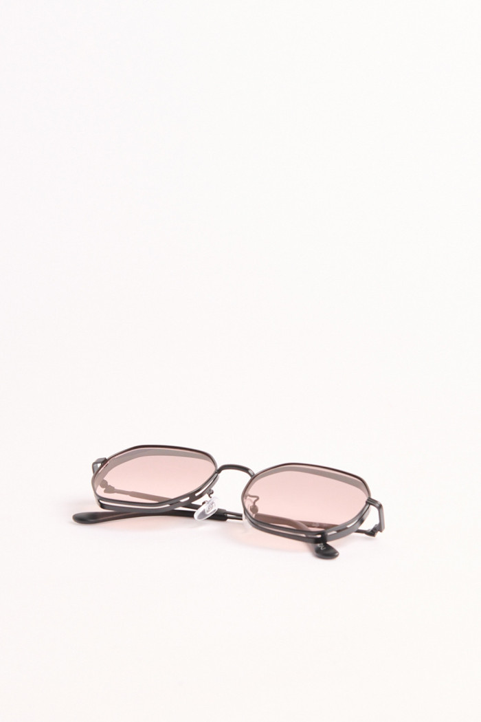 Gafas de sol, marco geométrico color negro con lente kaki claro