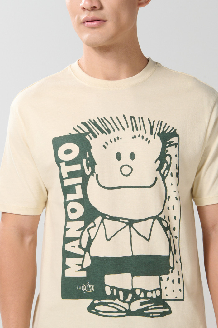 Camiseta kaki clara cuello redondo con arte de Mafalda