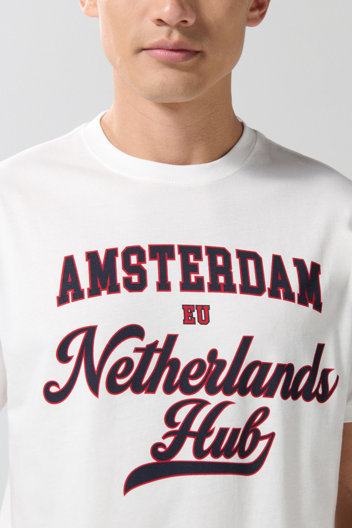 Camiseta college crema manga corta con texto college