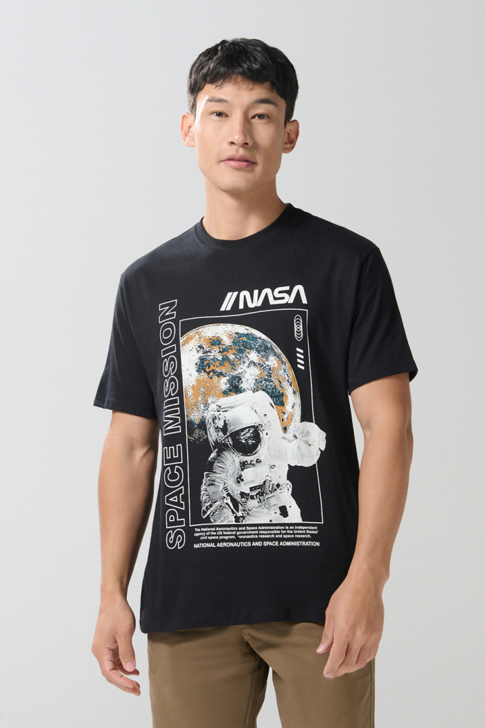 Camiseta cuello redondo negra con estampado de NASA