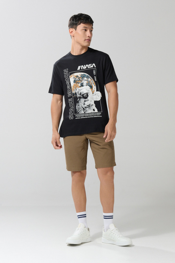 Camiseta cuello redondo negra con estampado de NASA