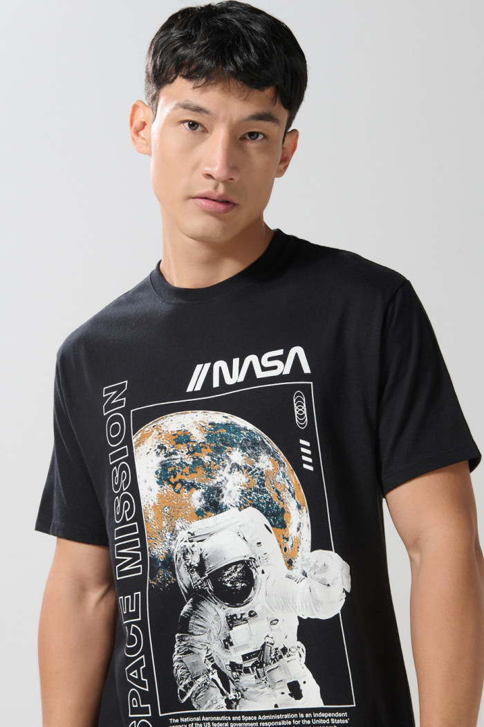Camiseta cuello redondo negra con estampado de NASA