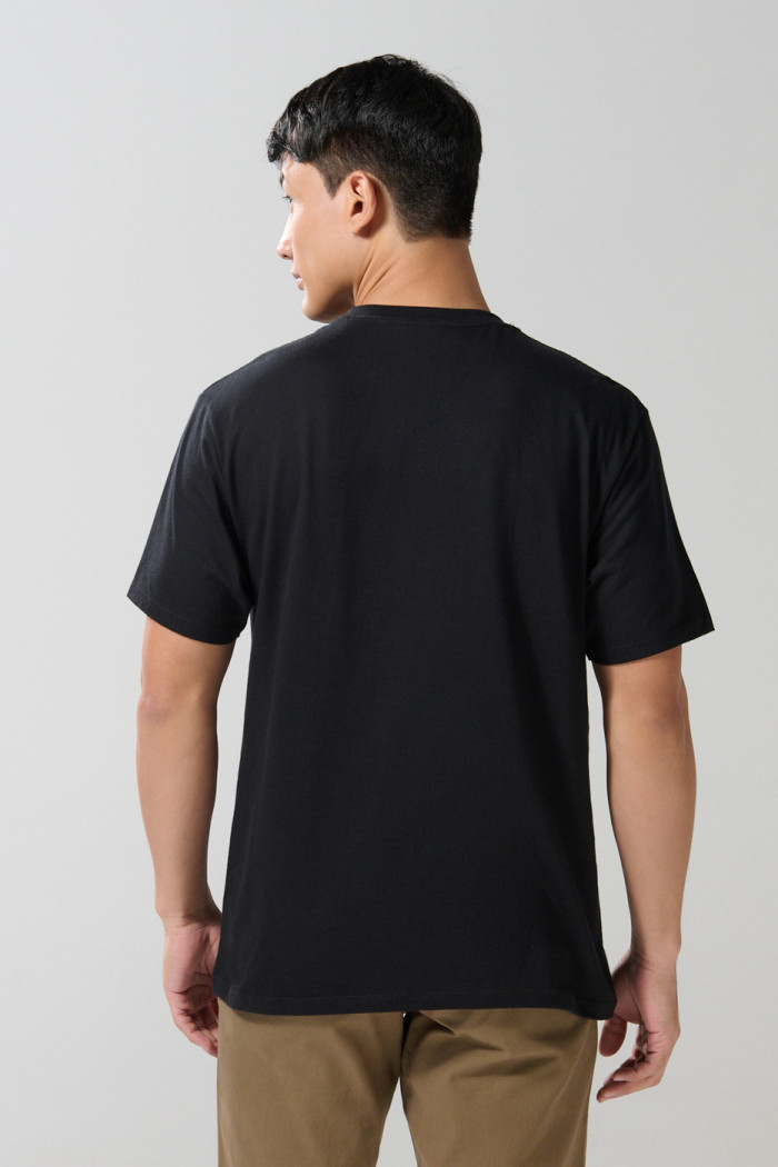 Camiseta cuello redondo negra con estampado de NASA