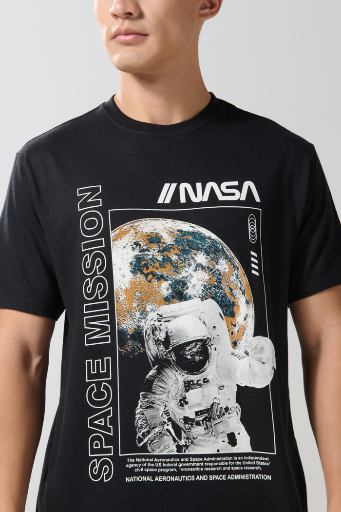 Camiseta cuello redondo negra con estampado de NASA