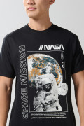 Camiseta cuello redondo negra con estampado de NASA