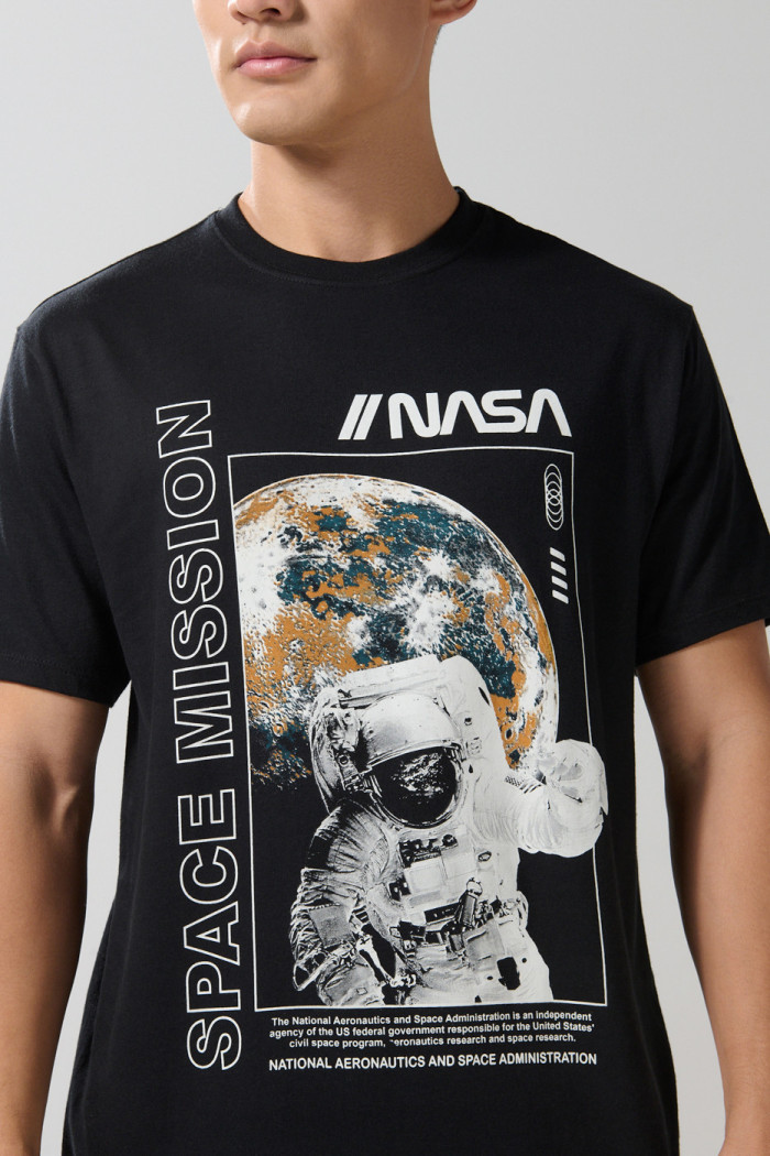 Camiseta cuello redondo negra con estampado de NASA