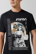 Camiseta cuello redondo negra con estampado de NASA