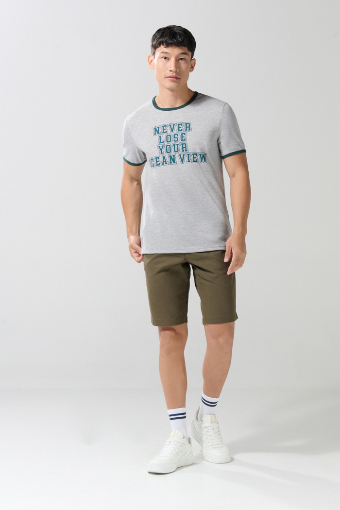Camiseta gris manga corta college con contrastes
