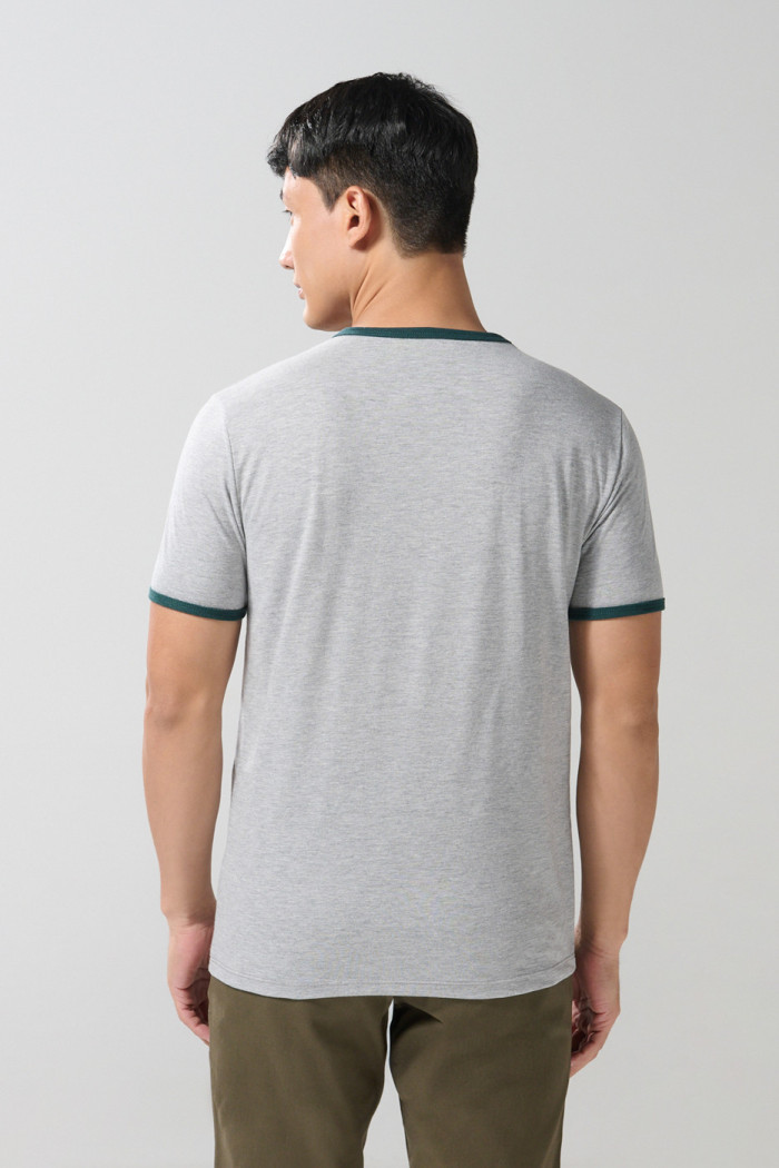 Camiseta gris manga corta college con contrastes