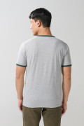 Camiseta gris manga corta college con contrastes