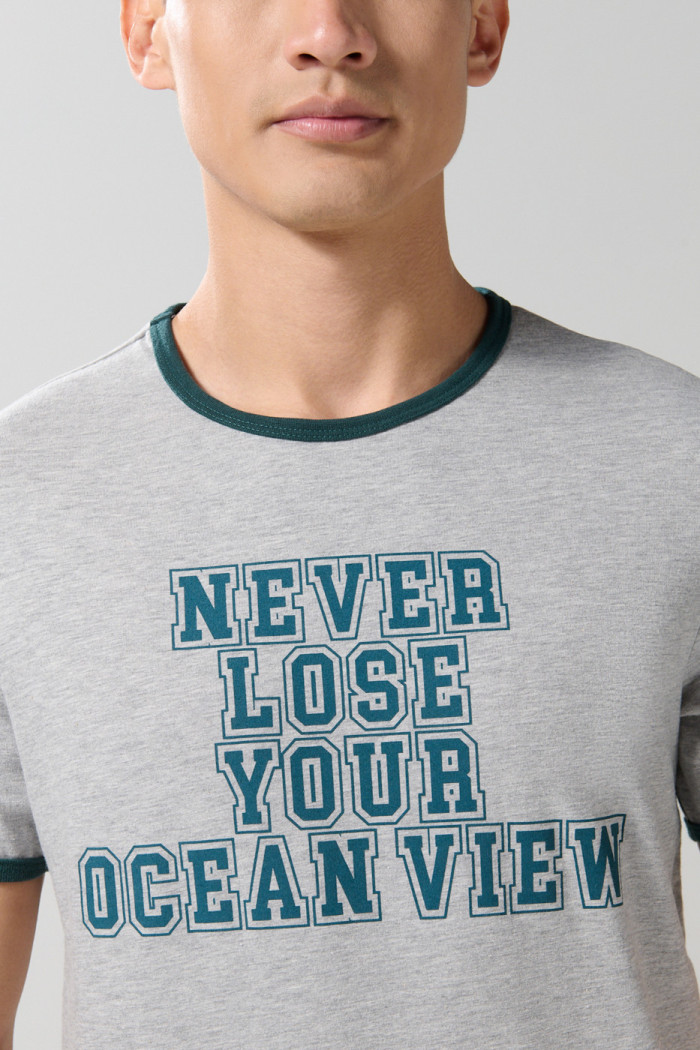 Camiseta gris manga corta college con contrastes