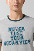 Camiseta gris manga corta college con contrastes