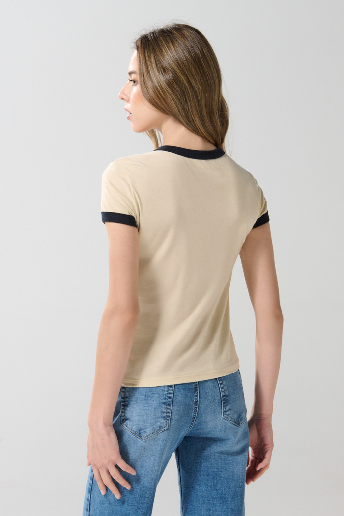 Camiseta college kaki manga corta con contrastes