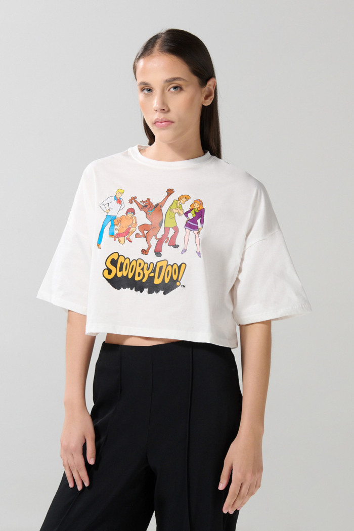Camiseta crema crop top oversize con arte de Scooby-Doo