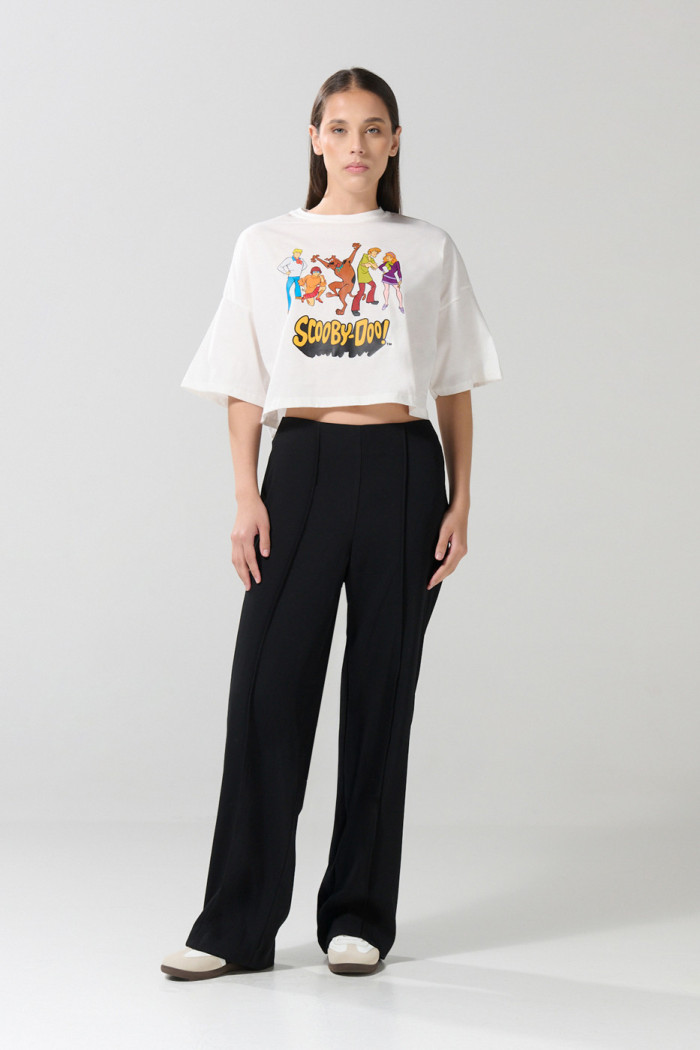 Camiseta crema crop top oversize con arte de Scooby-Doo