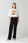 Camiseta crema crop top oversize con arte de Scooby-Doo