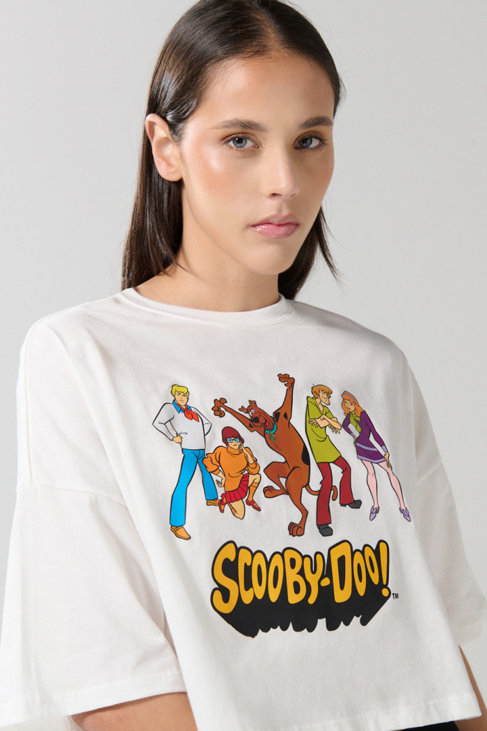 Camiseta crema crop top oversize con arte de Scooby-Doo