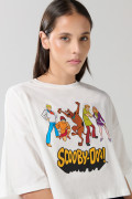 Camiseta crema crop top oversize con arte de Scooby-Doo