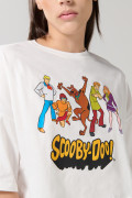 Camiseta crema crop top oversize con arte de Scooby-Doo
