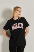 Camiseta manga corta con estampado de college en el frente.