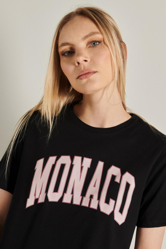 Camiseta manga corta con estampado de college en el frente.