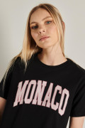 Camiseta manga corta con estampado de college en el frente.
