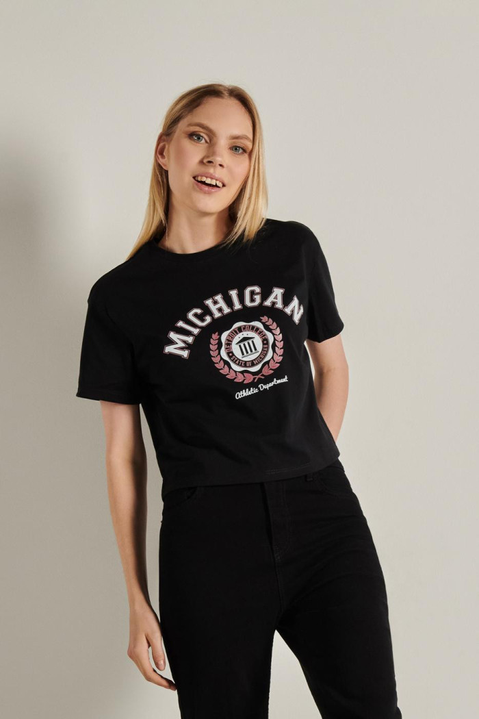 Camiseta manga corta con estampado de college en el frente.