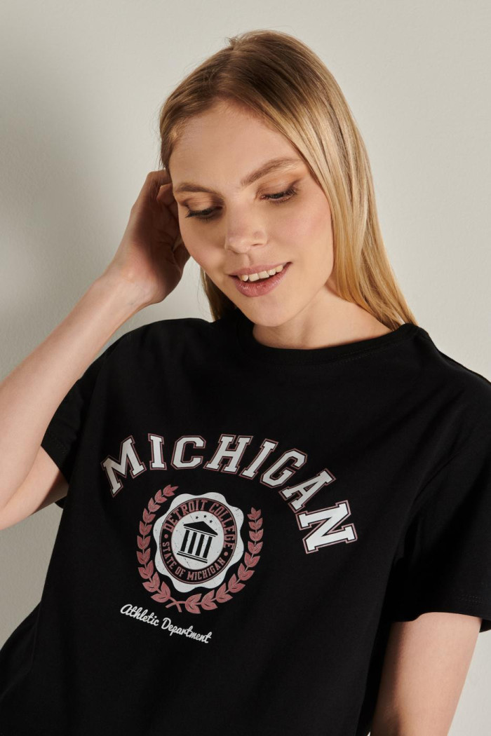 Camiseta manga corta con estampado de college en el frente.