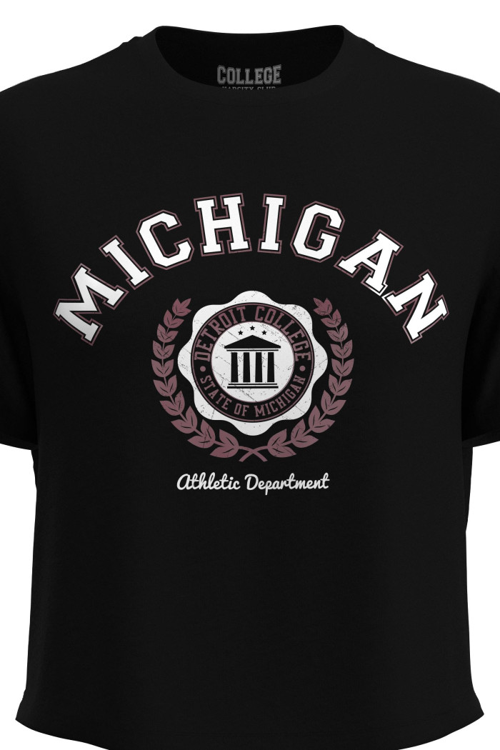Camiseta manga corta con estampado de college en el frente.