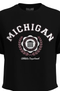 Camiseta manga corta con estampado de college en el frente.