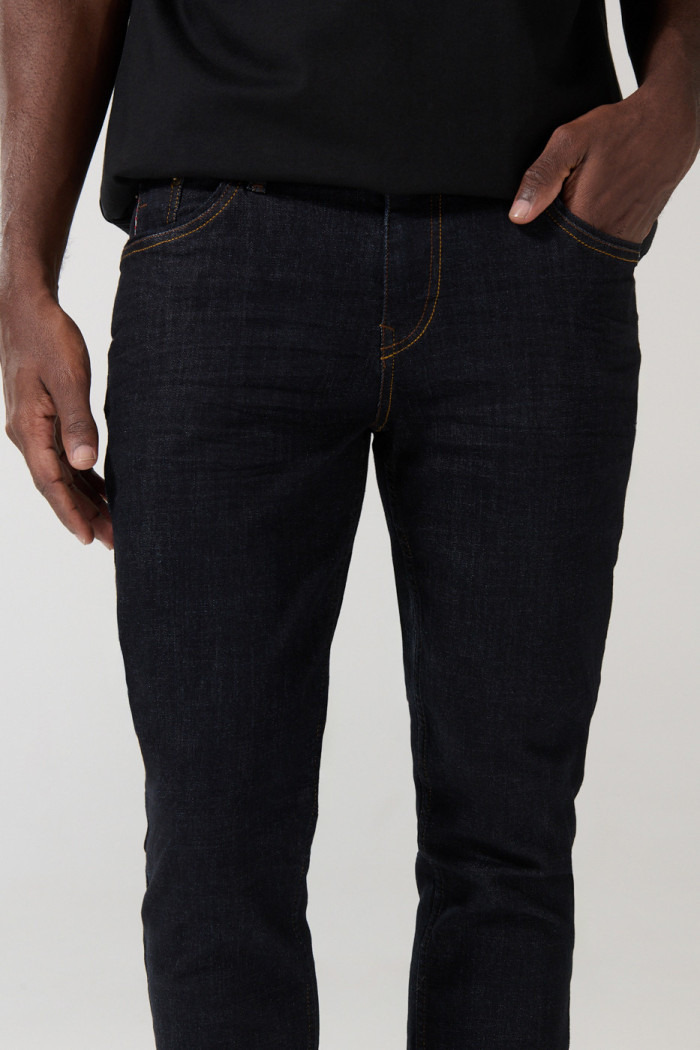 Jean skinny azul intenso ceñido con bolsillos y tiro bajo