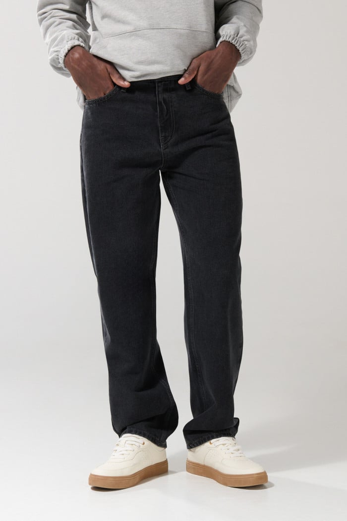 Jean gris intenso baggy con bota ancha y tiro medio
