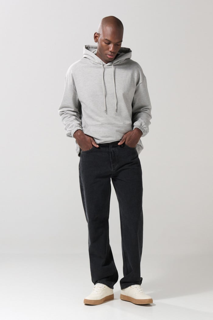 Jean gris intenso baggy con bota ancha y tiro medio