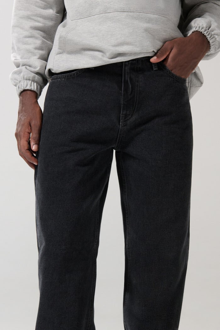 Jean gris intenso baggy con bota ancha y tiro medio