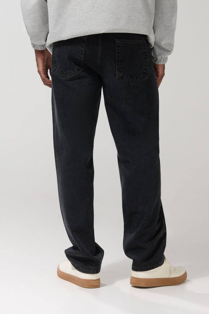 Jean gris intenso baggy con bota ancha y tiro medio
