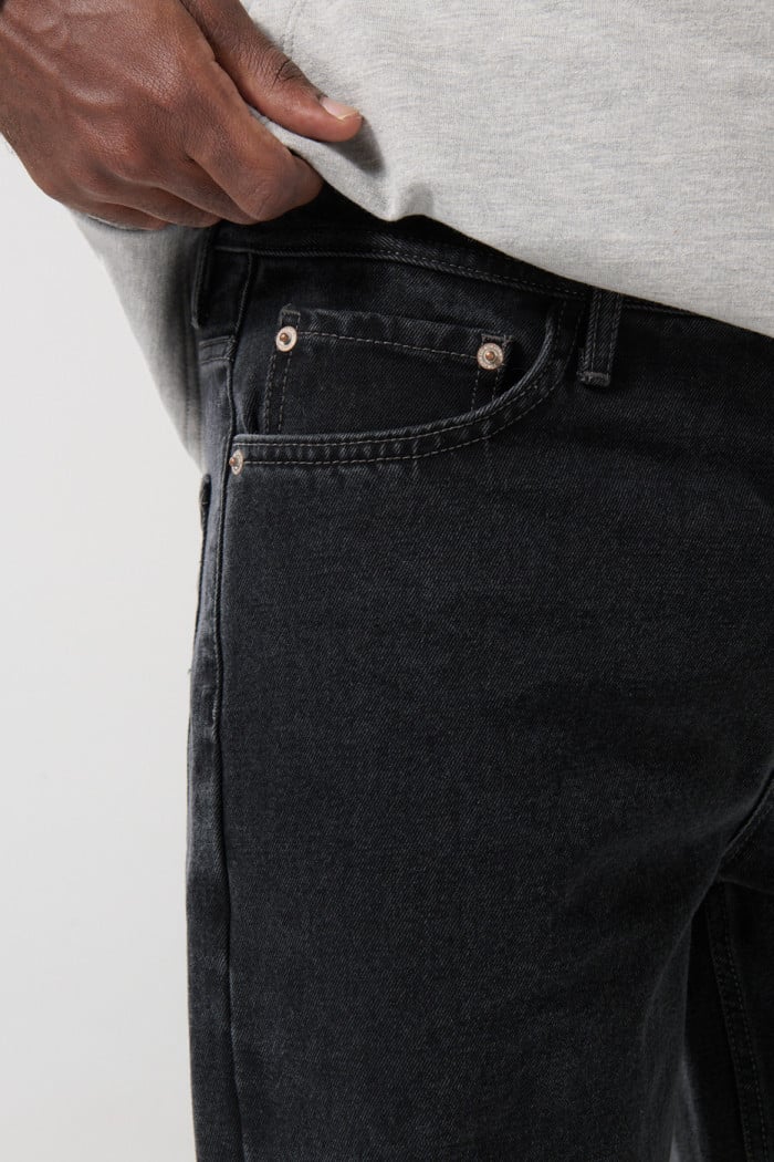 Jean gris intenso baggy con bota ancha y tiro medio