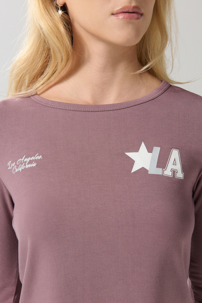 Camiseta lila oscura manga larga con diseño college