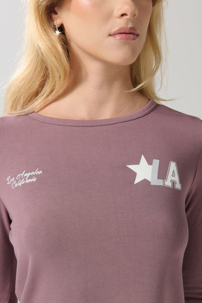 Camiseta lila oscura manga larga con diseño college